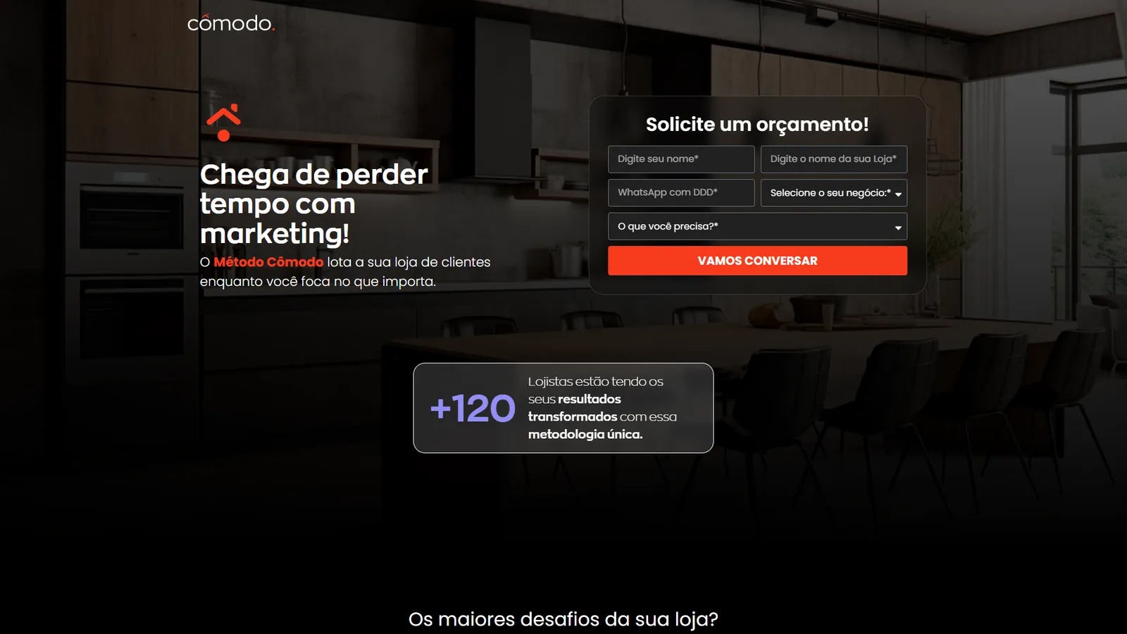 Landing page da Cômodo com formulário de orçamento sobre foto de cozinha planejada
