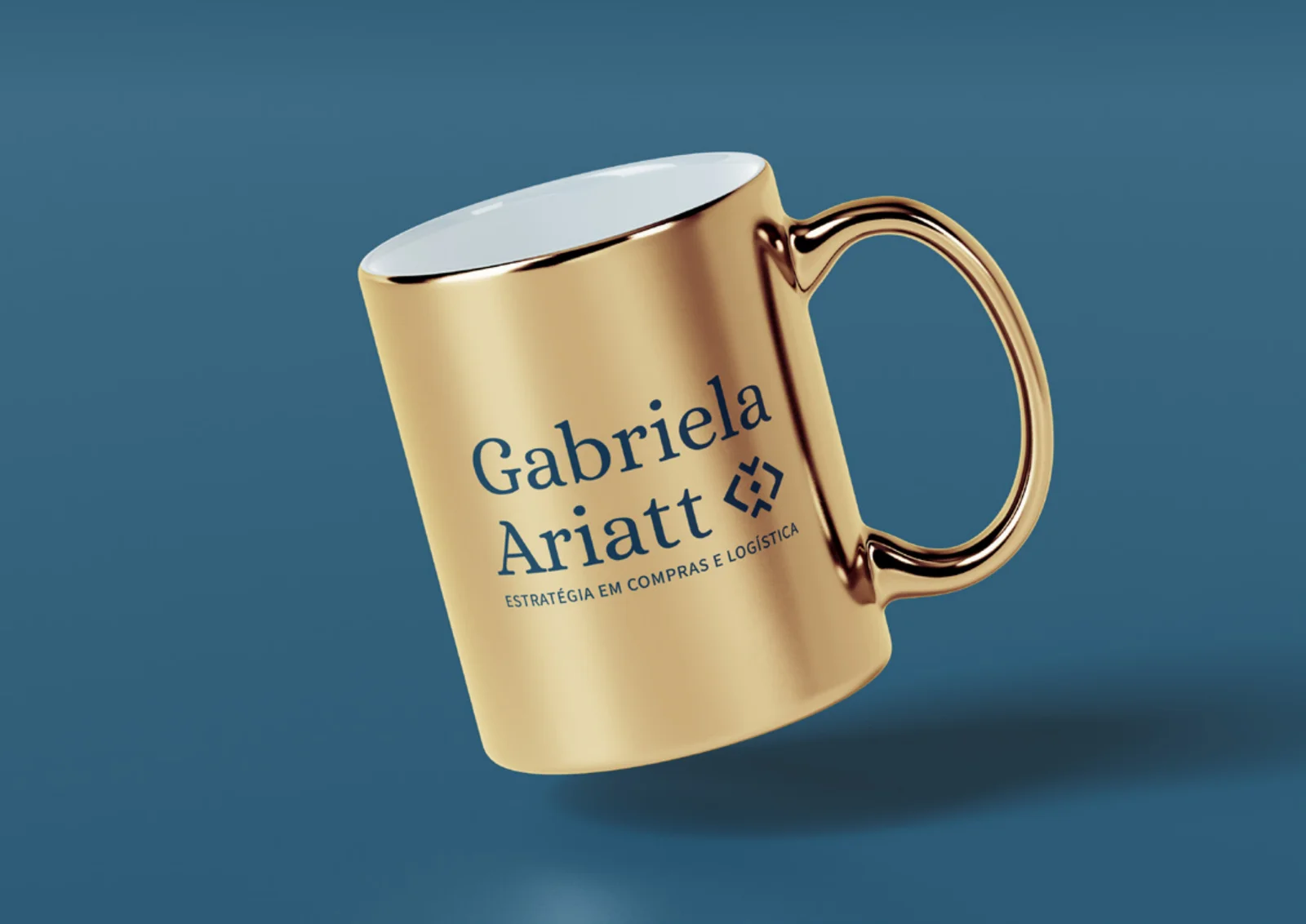 Caneca dourada com a marca Gabriela Ariatt