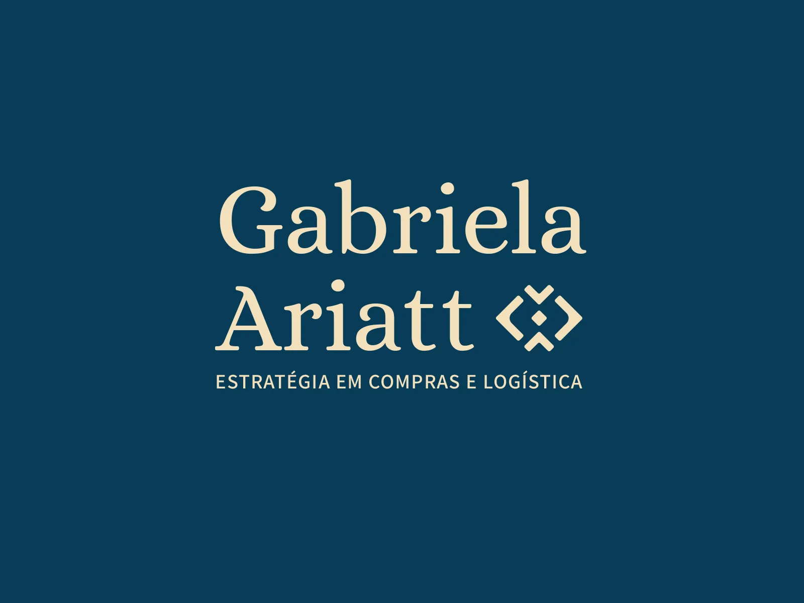 Marca Gabriela Ariatt, estratégia em compras e logística, em creme sobre fundo azul-petróleo