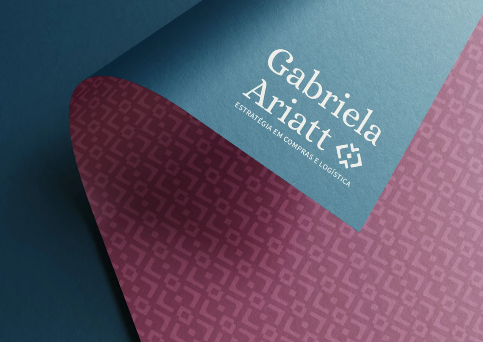 Manual de identidade visual de Gabriela Ariatt: a marca aplicada em papel com a padronagem