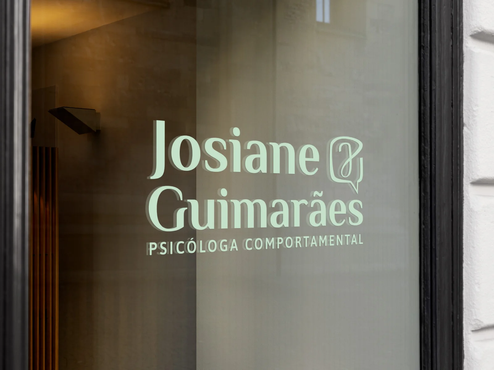 Vitrine com o logotipo de Josiane Guimarães, psicóloga comportamental
