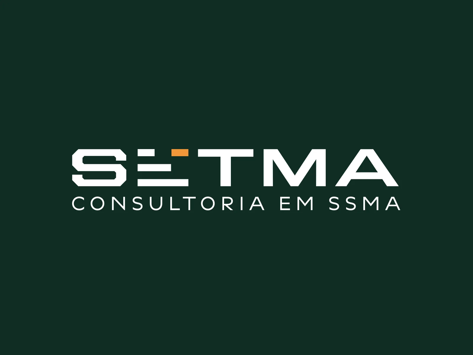 Marca SETMA Consultoria em SSMA em branco sobre fundo verde-escuro