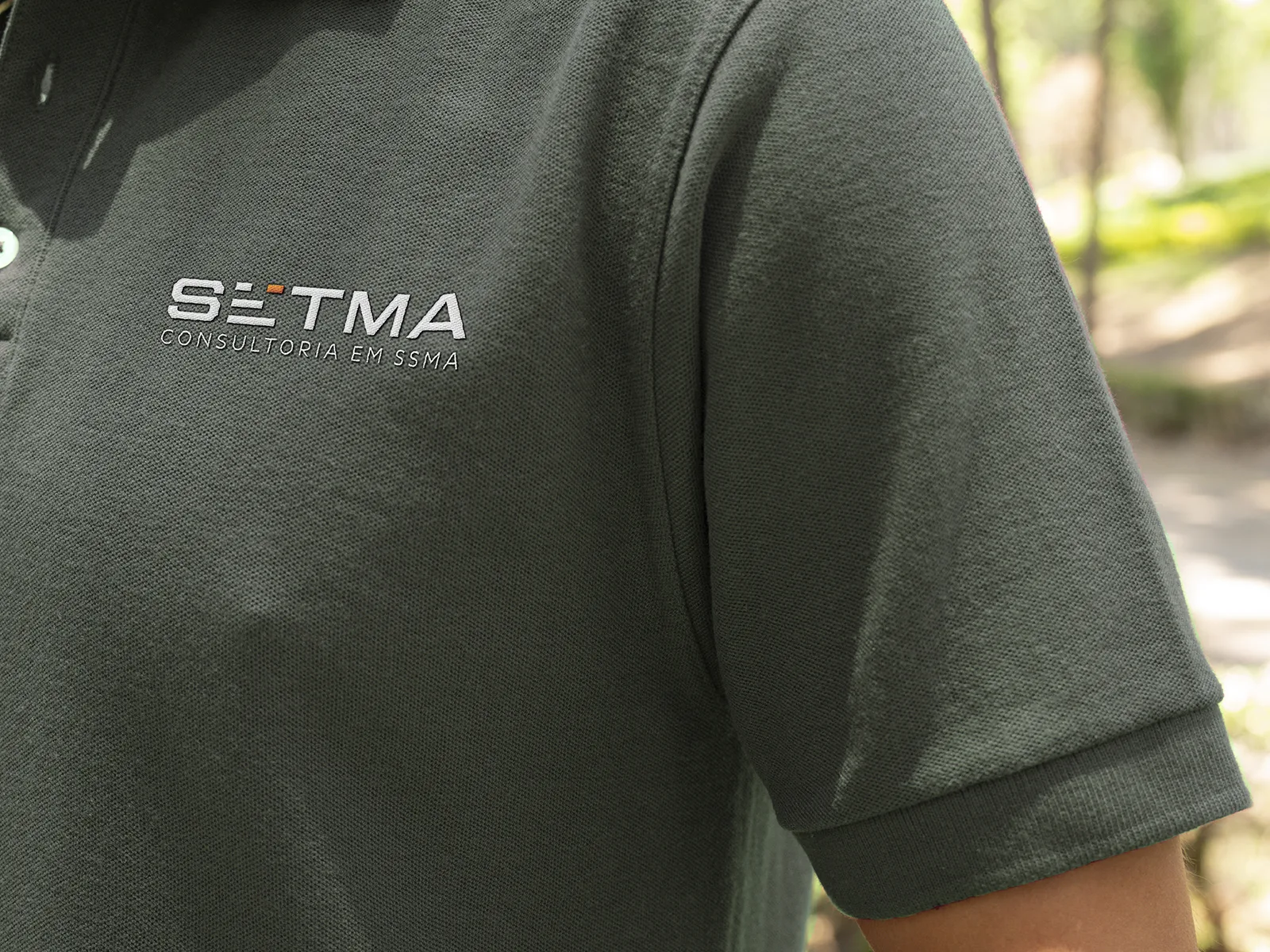 Camisa polo verde com a marca SETMA bordada no peito