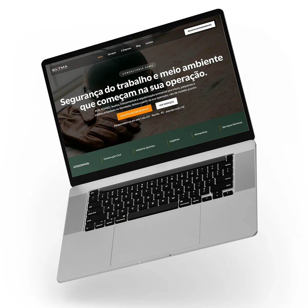 Notebook aberto mostrando a home do site da SETMA