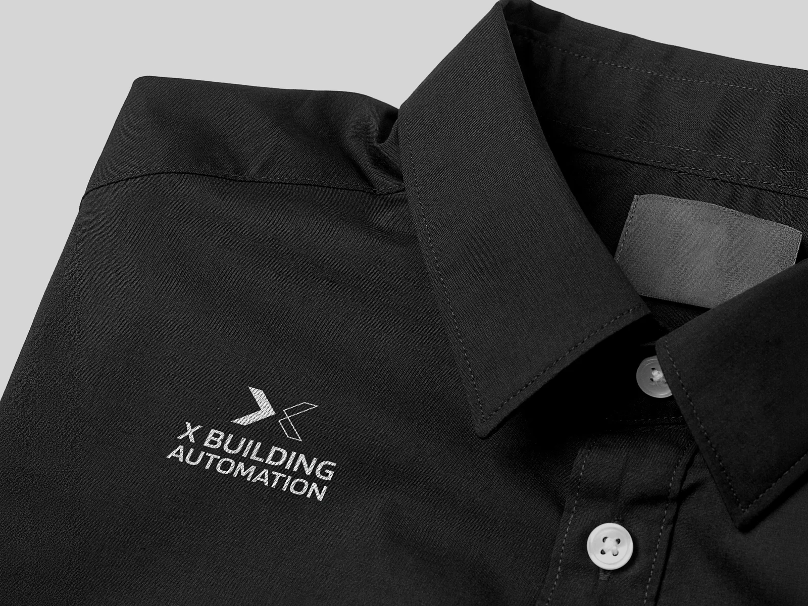 Camisa preta com o logotipo da X-Building Automation