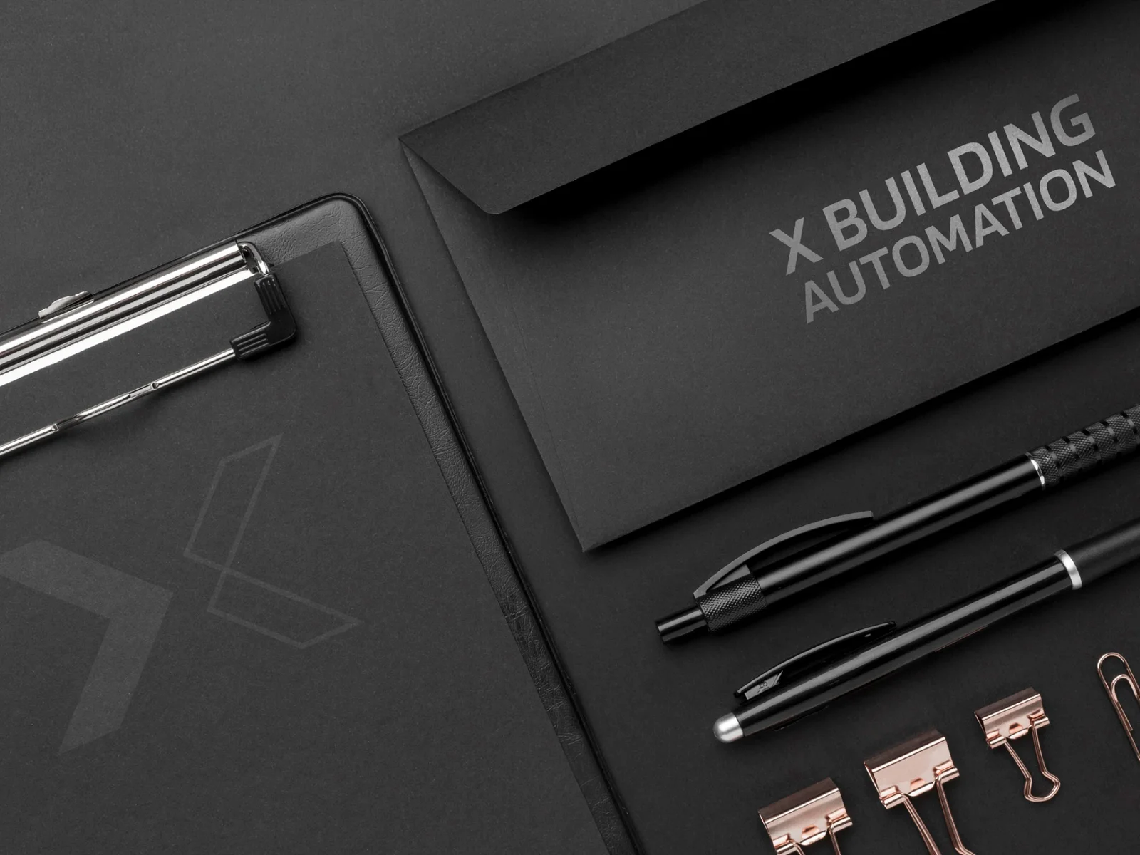 Papelaria da X-Building Automation: envelope, papel timbrado e canetas